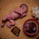 La pratica del Lotus birth: prevede che il bambino rimanga attaccato alla placenta tramite il cordone omblicale (che non viene quindi reciso)